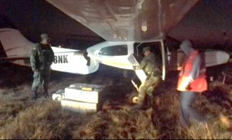 Capturan en Mazatlán a 2 presuntos narcos en una avioneta cargada con media tonelada de cocaína