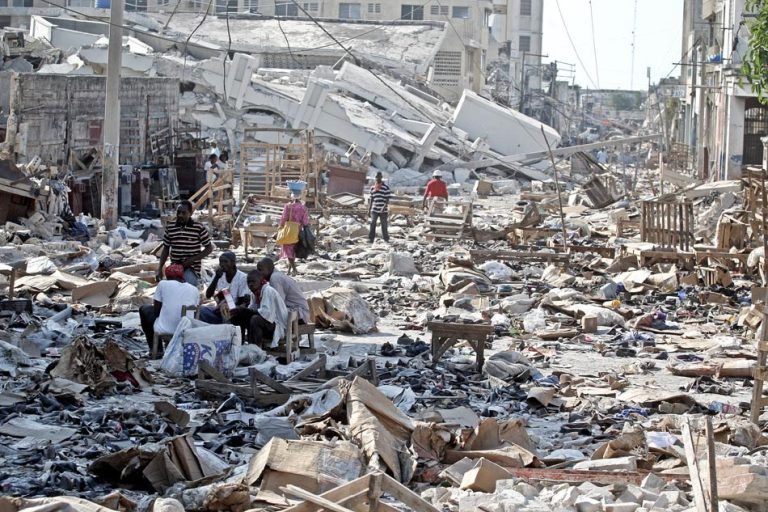 Cena de destrui͋o apos o terremoto no bairro de Bel Air centro de Porto Principe - Haiti - 15/01/2010 - FOTO JONNE RORIZ/AE