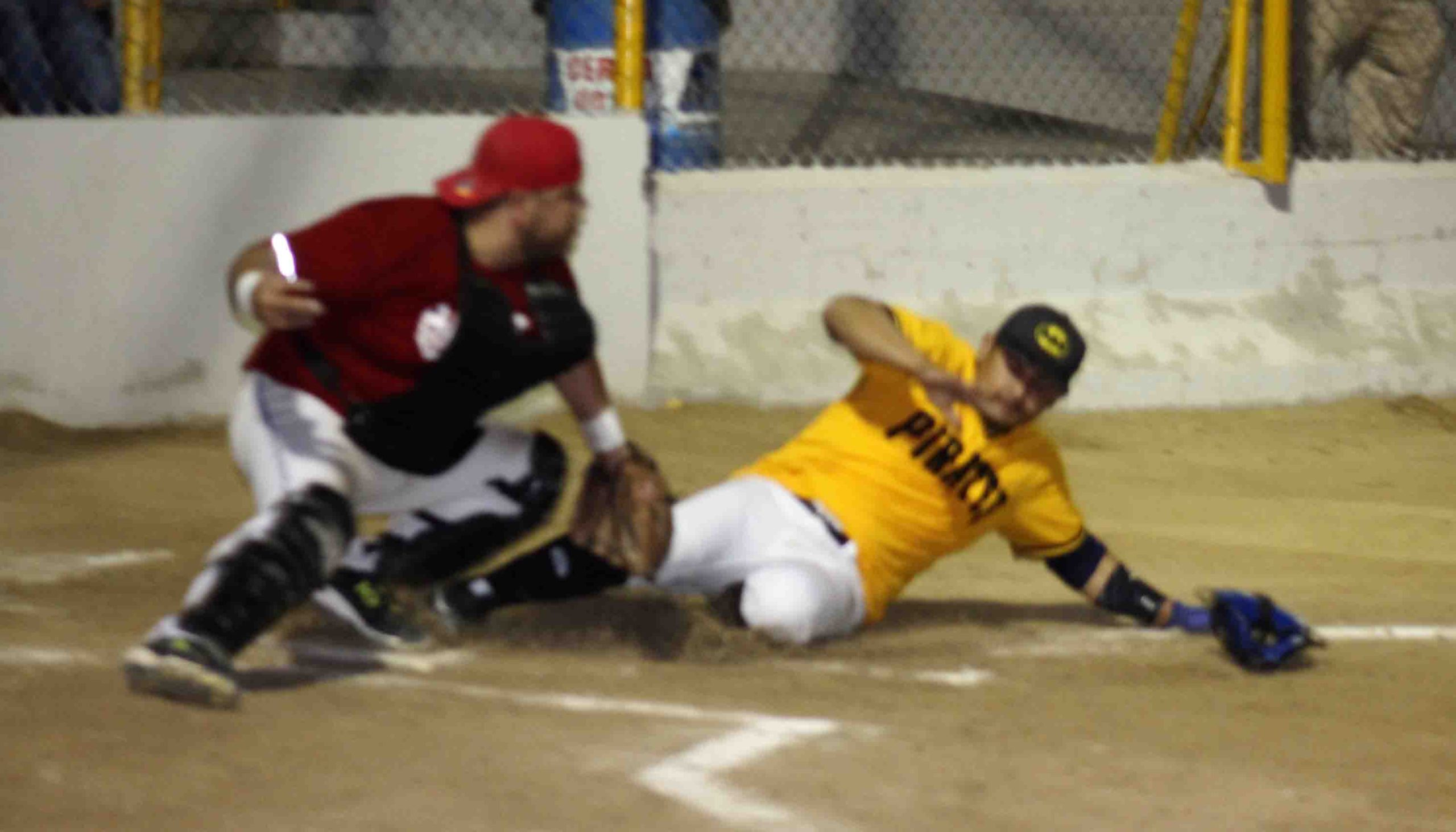 Alonso Leyva anota la tercera carrera del tercer inning