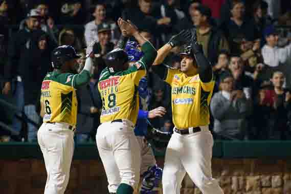 DIORY-HERNÁNDEZ-CON-DOS-HR-11-ENE