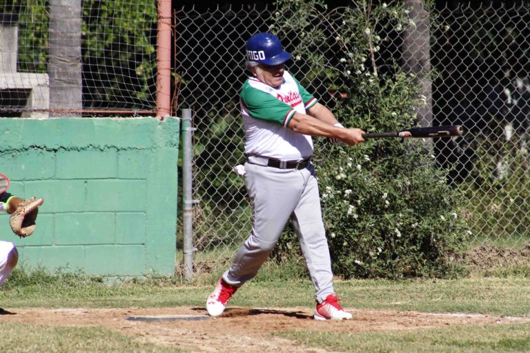 Manuel de los Ríos al pegar hit