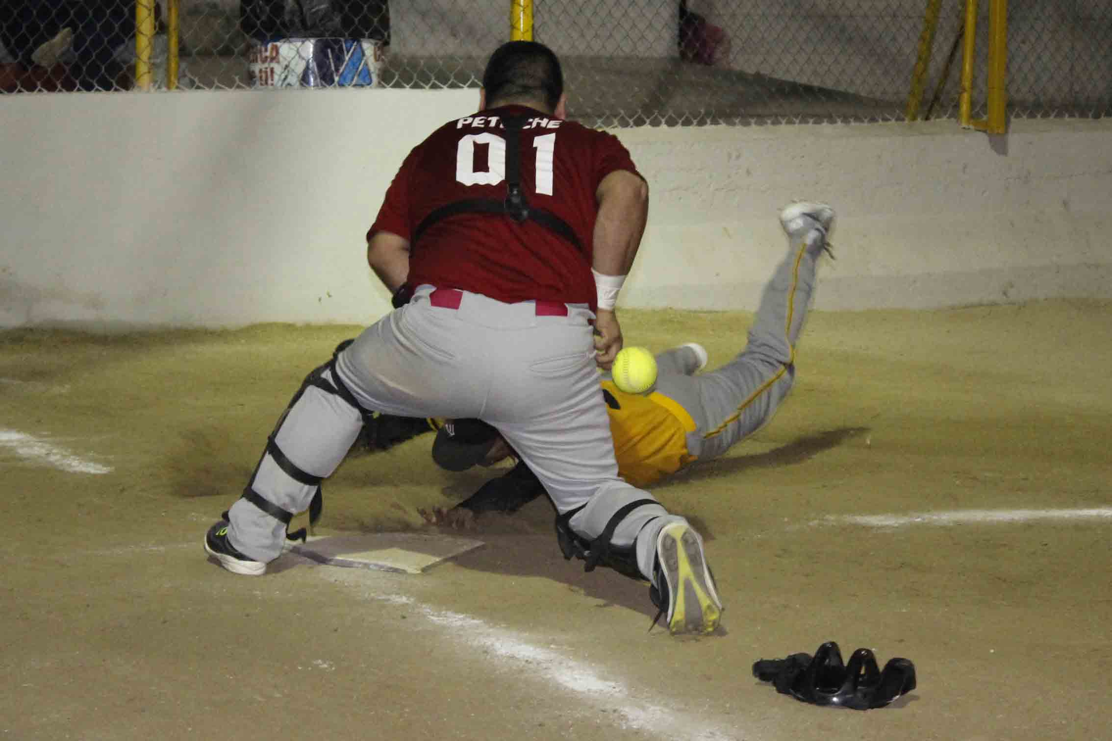 Pedro Mendivil llega de cabeza a home para anotar carrera