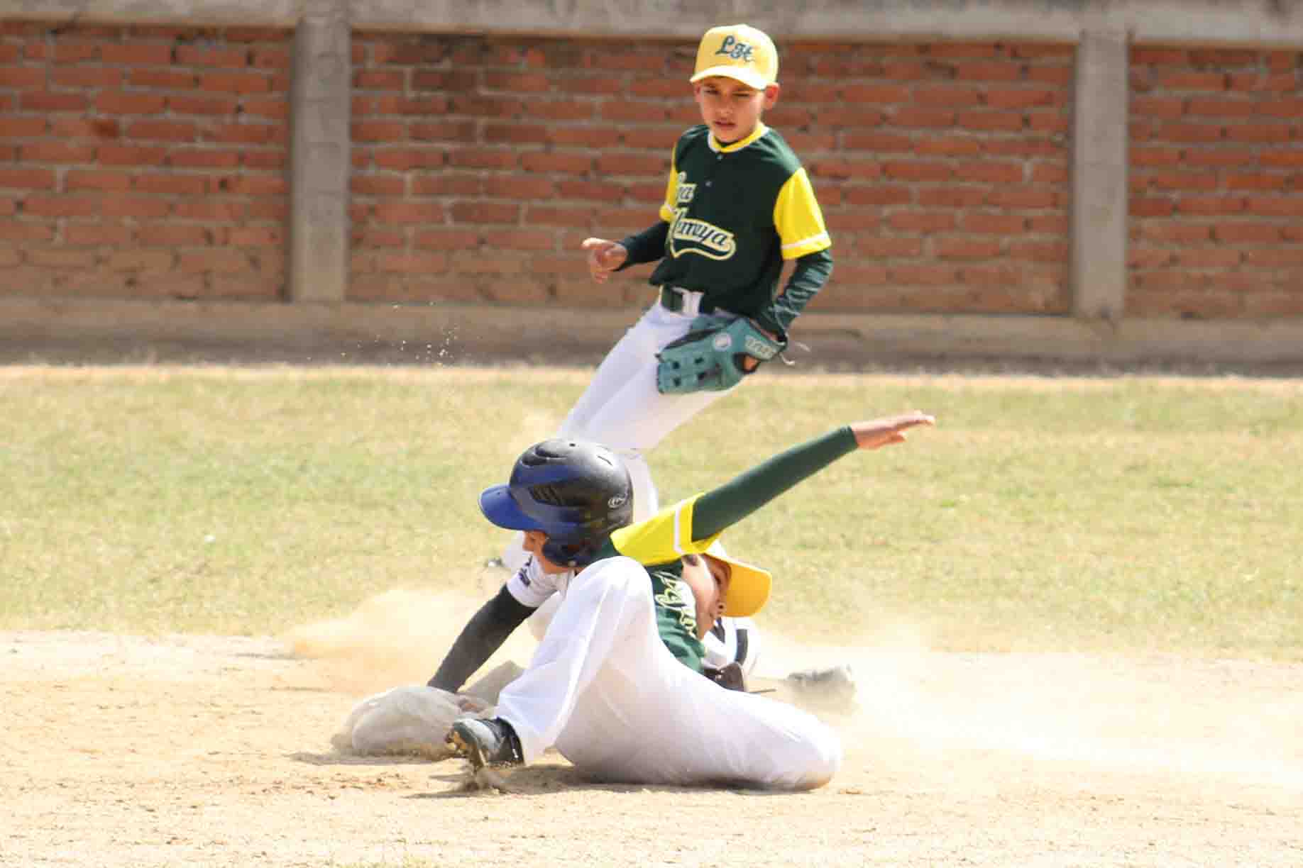 Derek Martínez llega safe a segunda