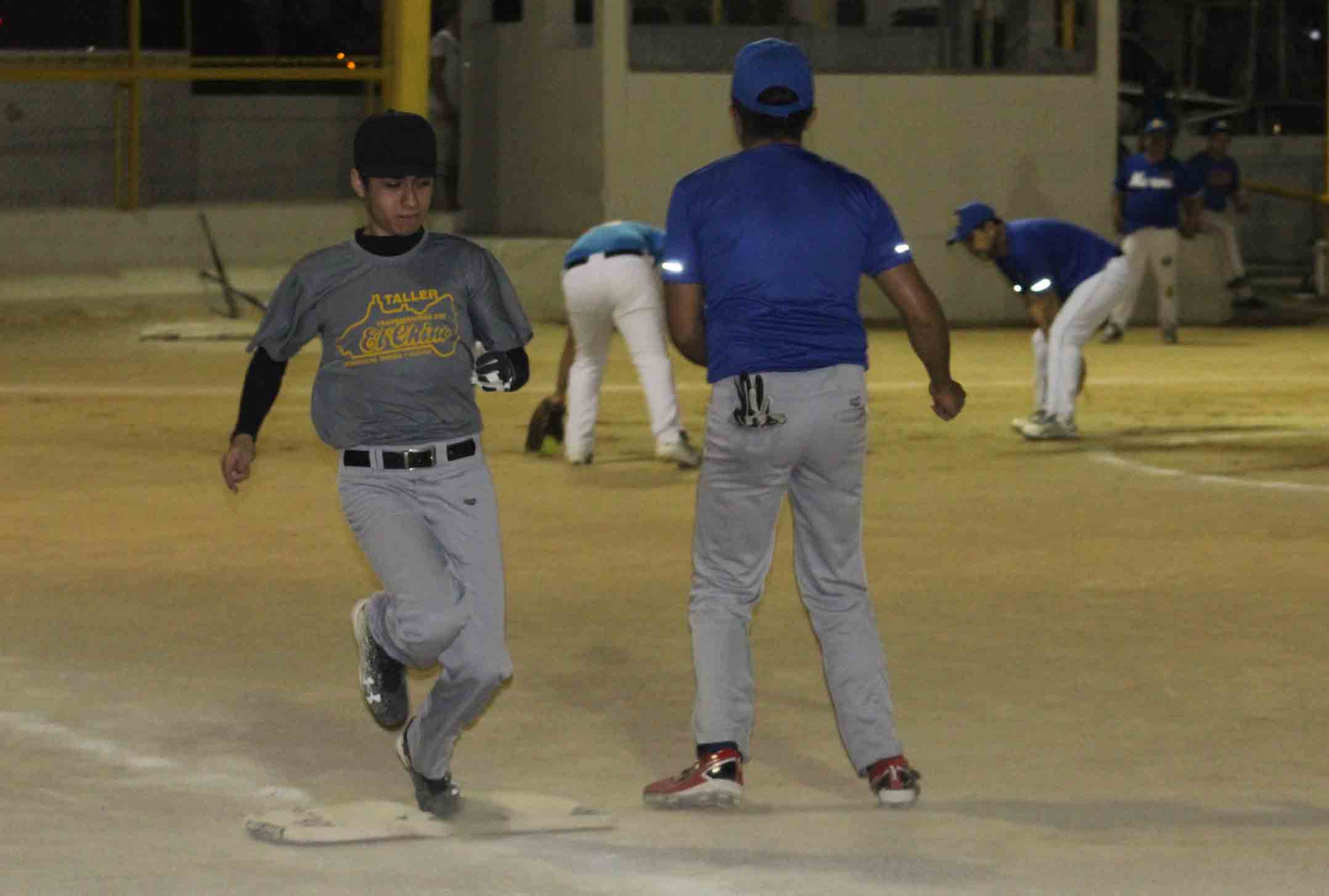Alayn Macías llega a primera con infielhit. Macías bateo de 4-4