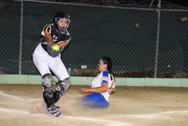 Daysi Rocha se barre para llegar a salvo a home