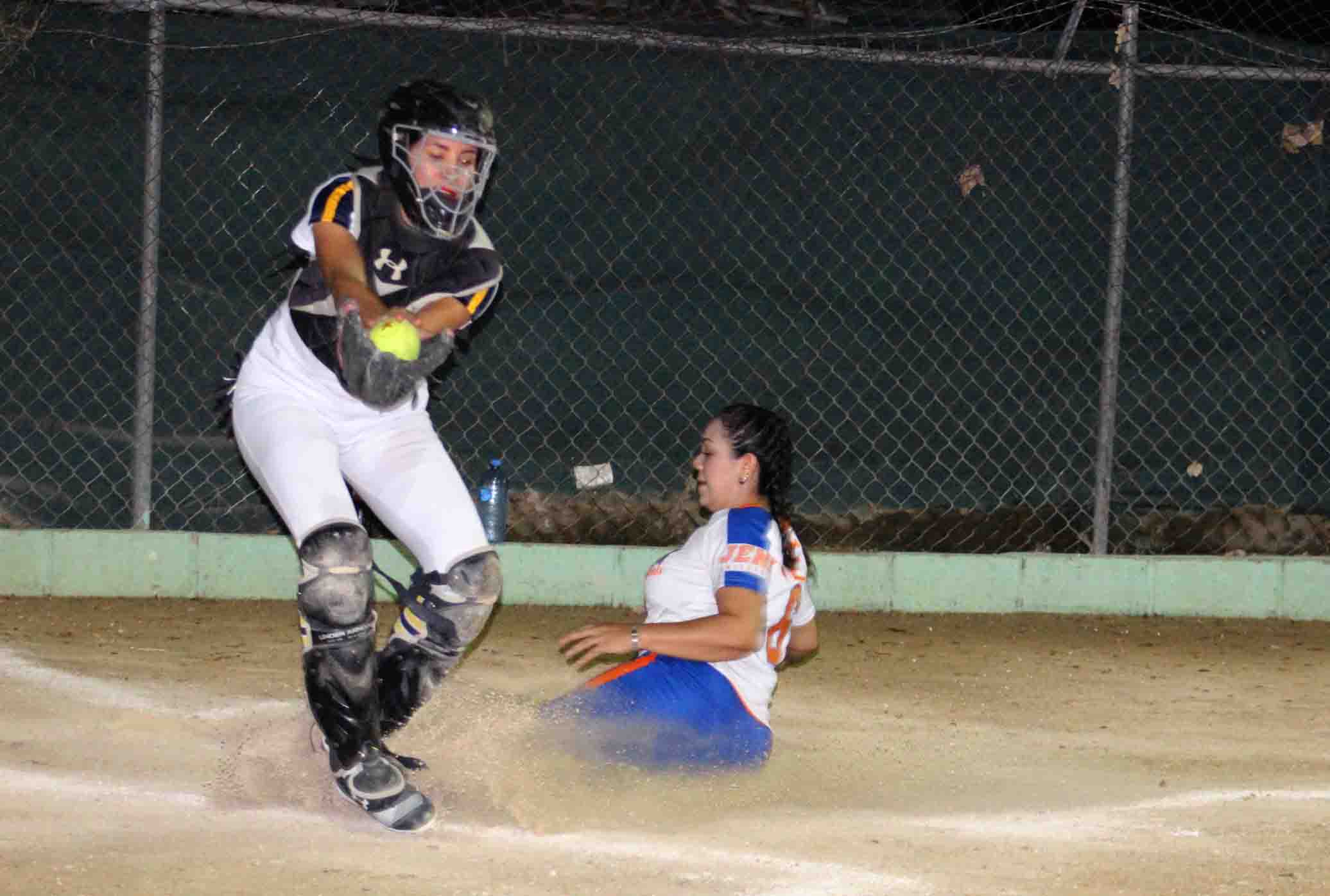 Daysi Rocha se barre para llegar a salvo a home