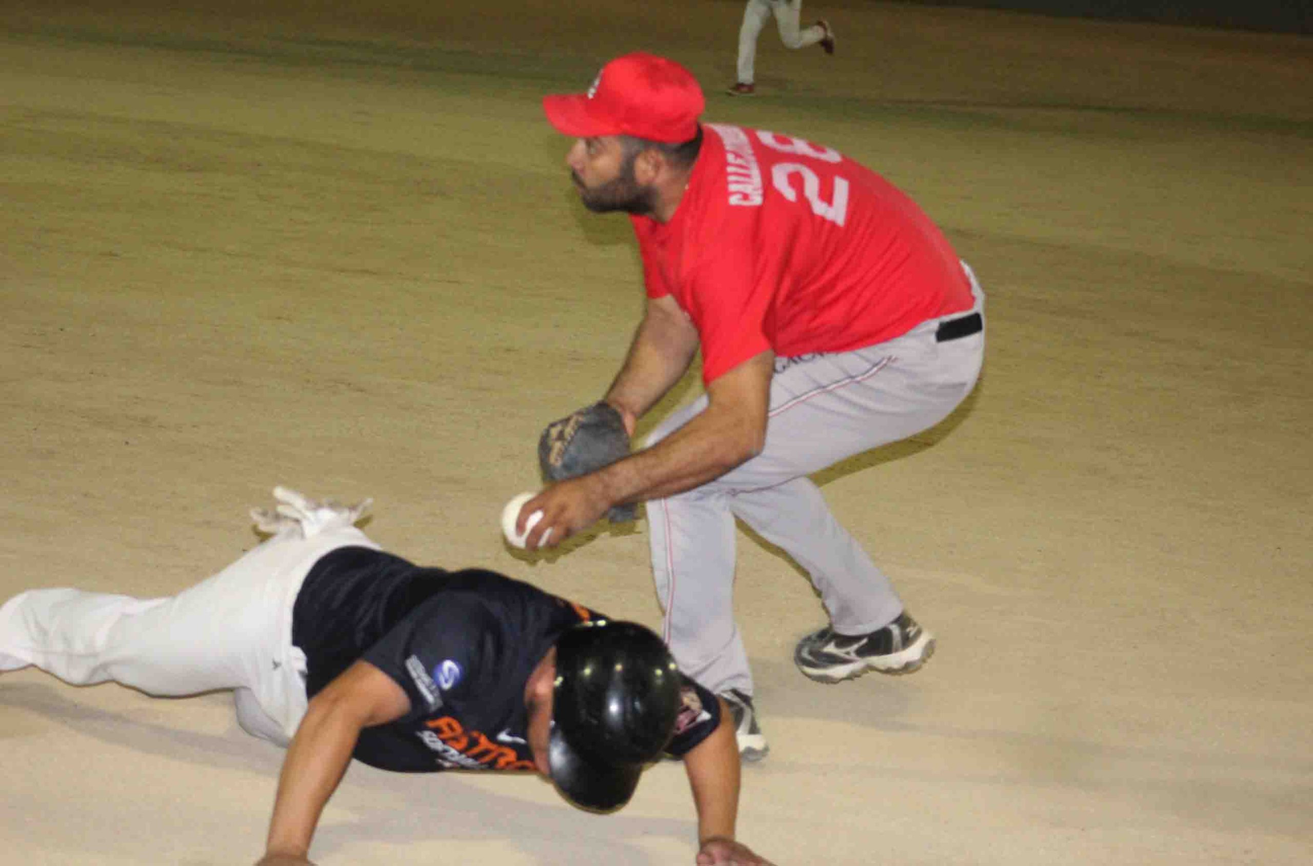 Manuel Beltrán es out en primera en jugada de doble plahy