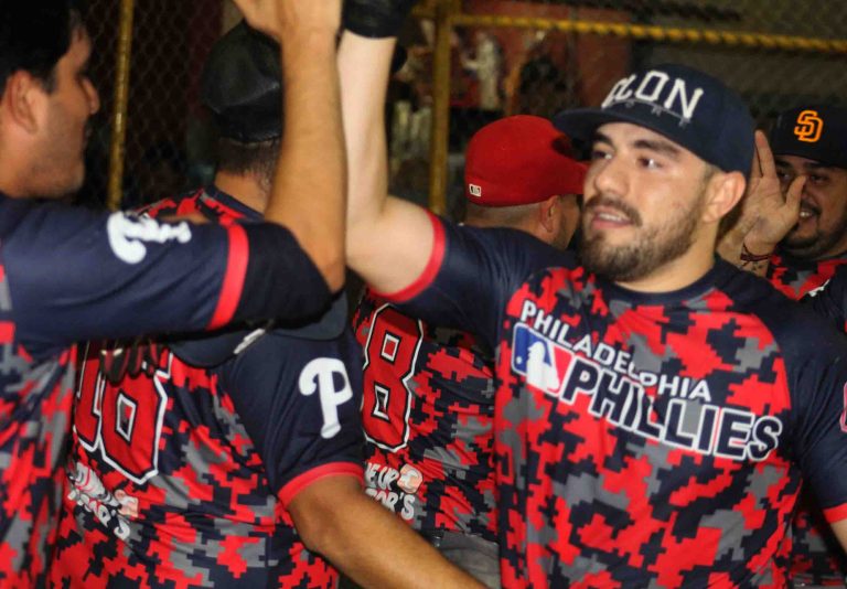 Alejandro Ibarra es felicitado tras pegar jonron con las bases llenas