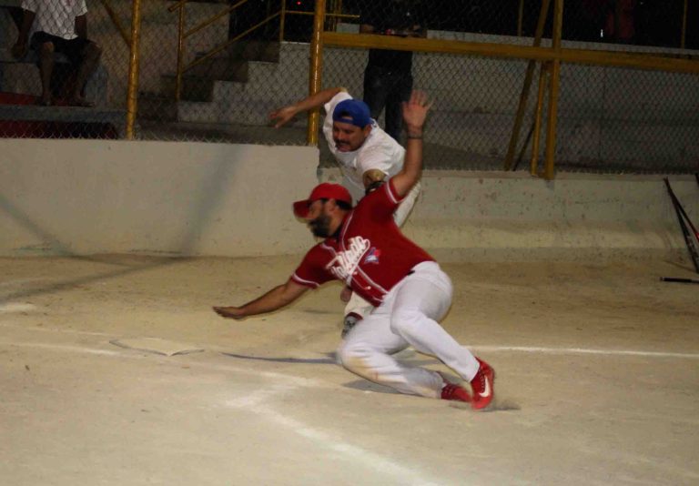 Luis Castro es out en home