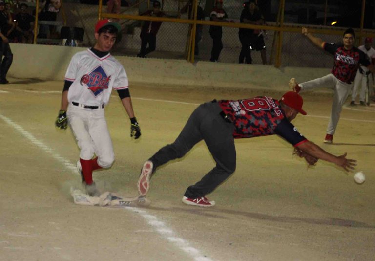 Miguel Roma llega a primera en aml tiro del pitcher y dio la vuelta al cuadro