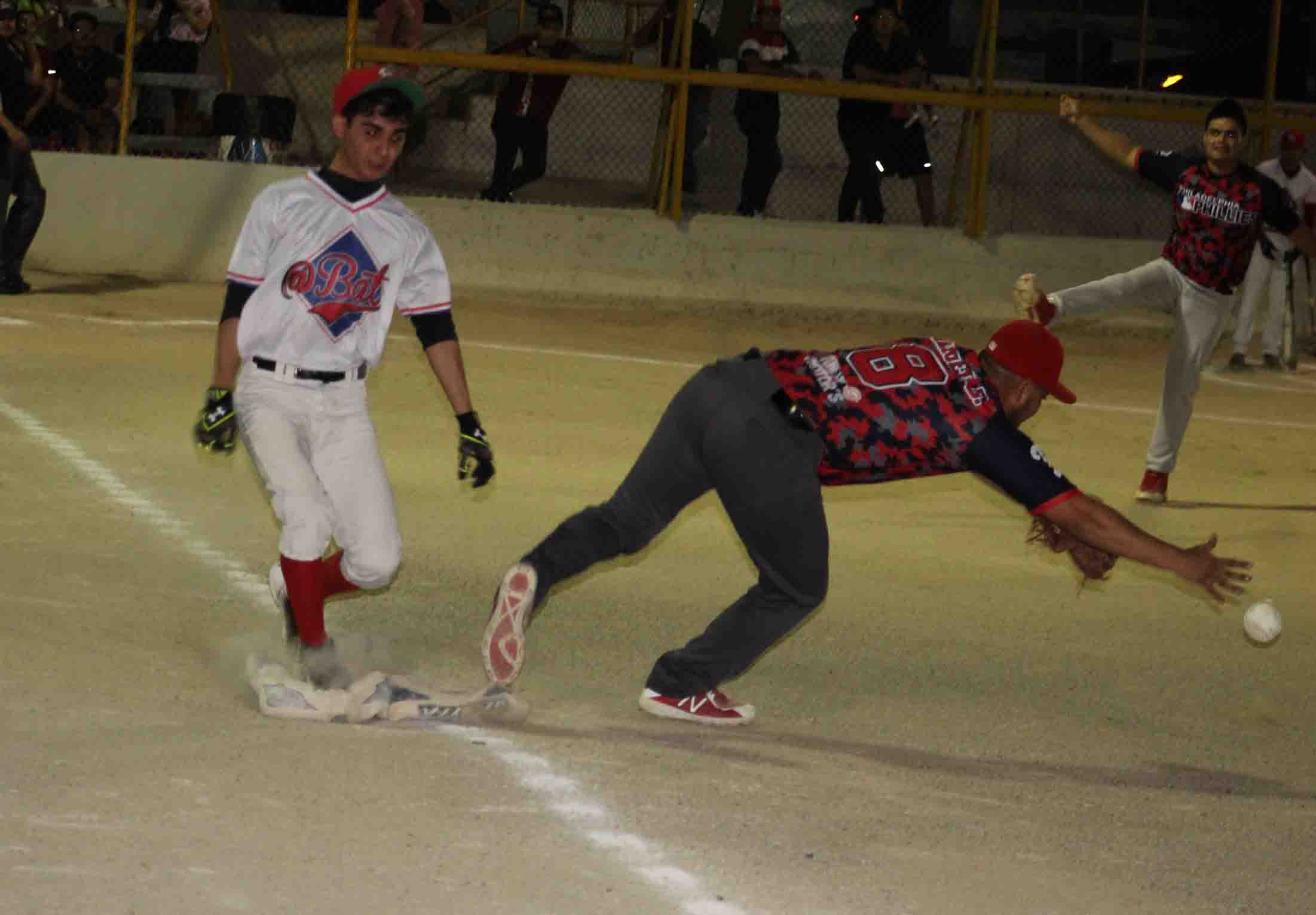 Miguel Roma llega a primera en aml tiro del pitcher y dio la vuelta al cuadro