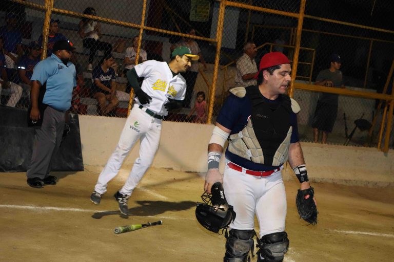 Carlos Lechuga brinca de emoción después de timbrar la carrera del gane