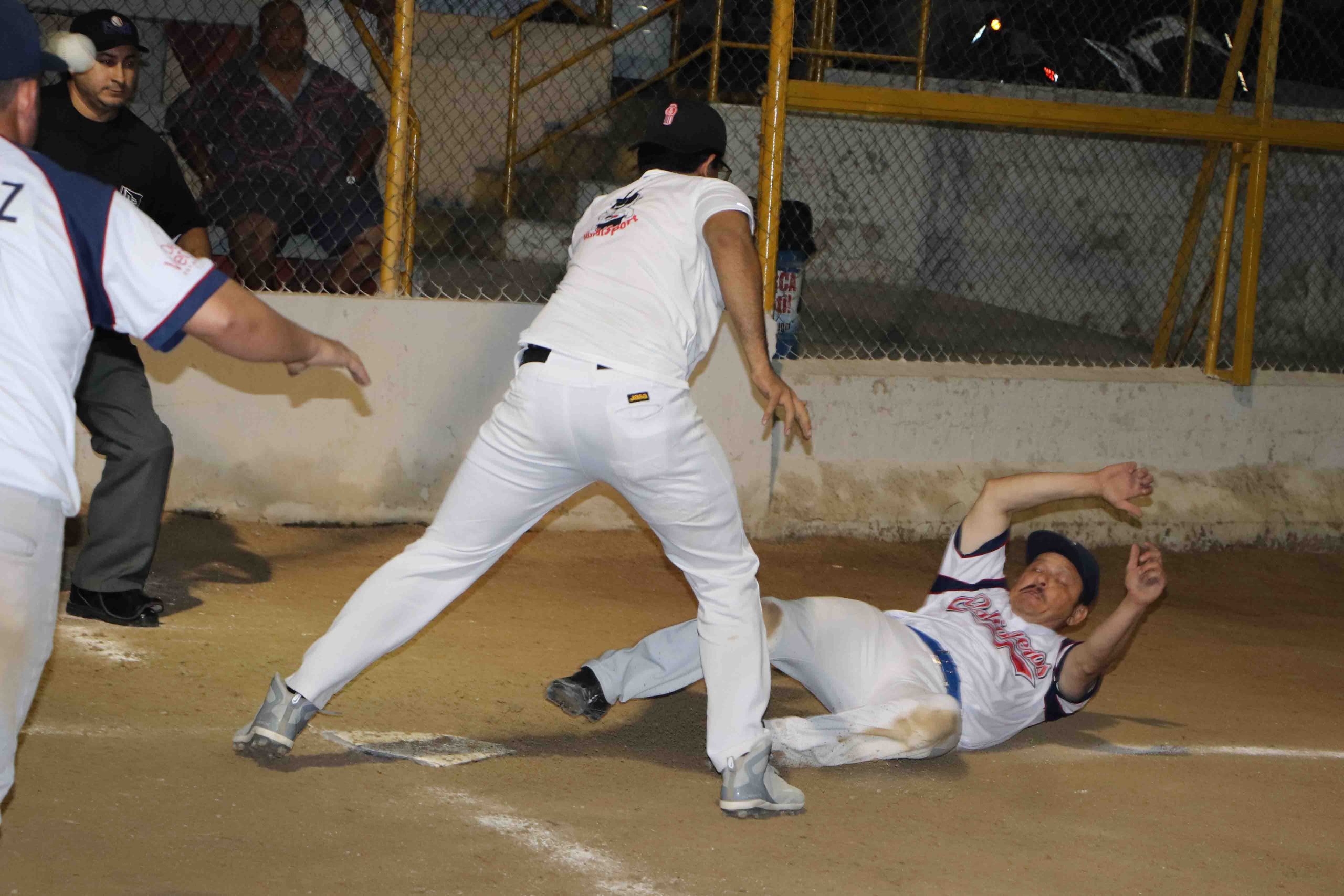 Ismael López llega barrido a home para anota