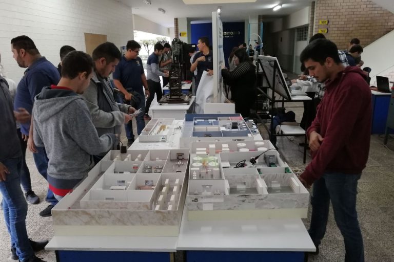 thumbnail_INGENIERIA EXPO IPI ALUMNOS DE LA FACULTAD (2)