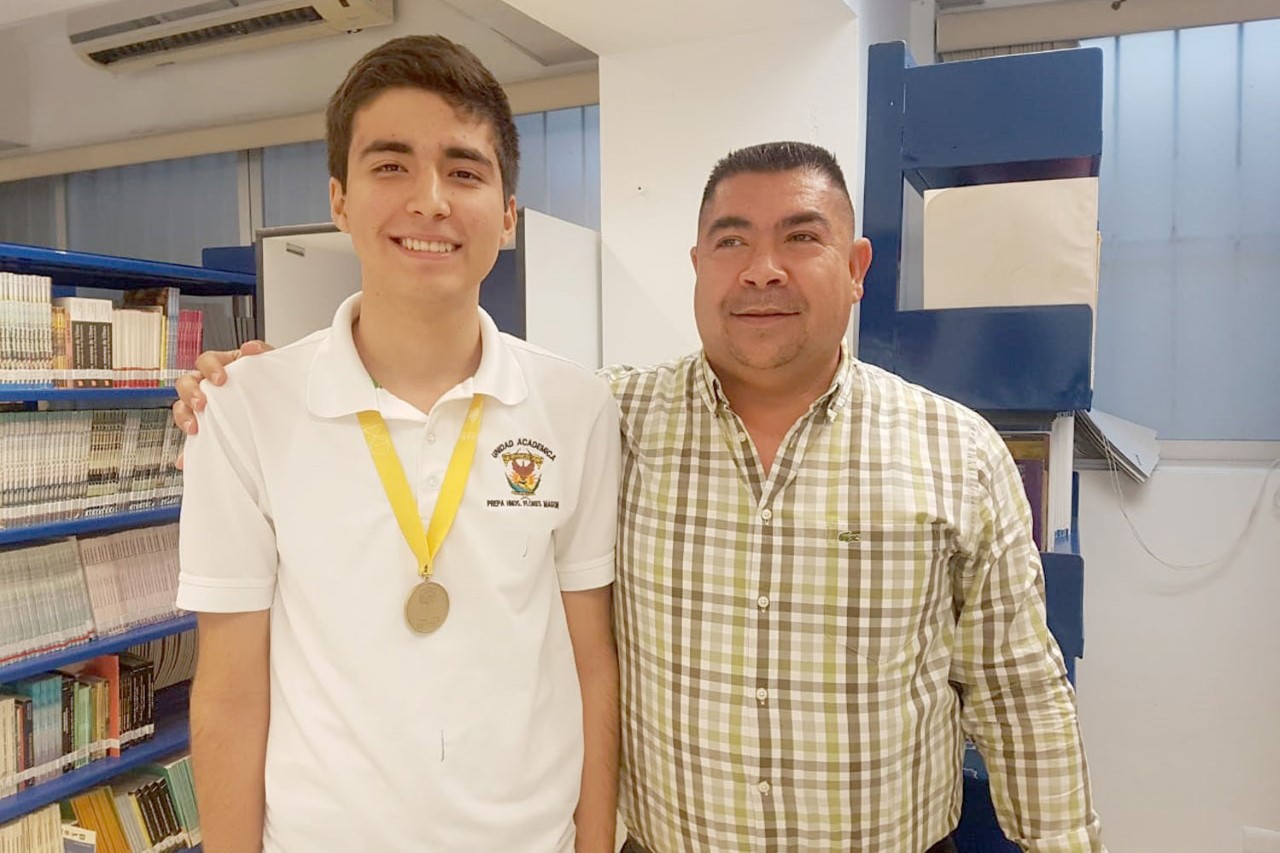 thumbnail_PREPA FLORES MAGON CRISANTO SALAZAR GANADOR DE ORO EN OLIMPIADA DE MATEMATICAS (6)