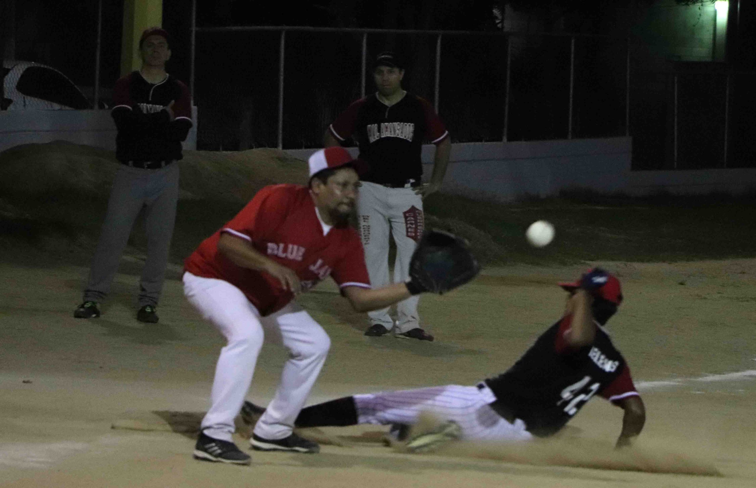 Francisco Isaias Elenes safe en tercera-1