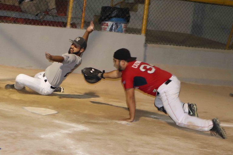 Aaron Obeso esquiva el guante del receptor para anotar carrera en la cuarta extrada
