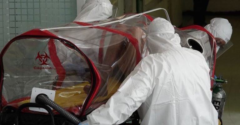 Una mujer de la tercera edad con síntomas de Covid-19 es trasladada en una cápsula al Hospital General de Balbuena