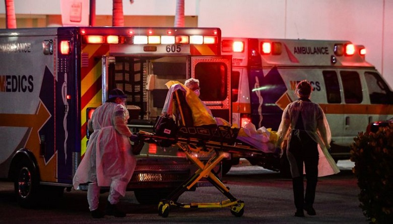 socorristas-trasladan-a-pacientes-en-el-broward-health-medical-center-en-fort-lauderdale-florida-934443