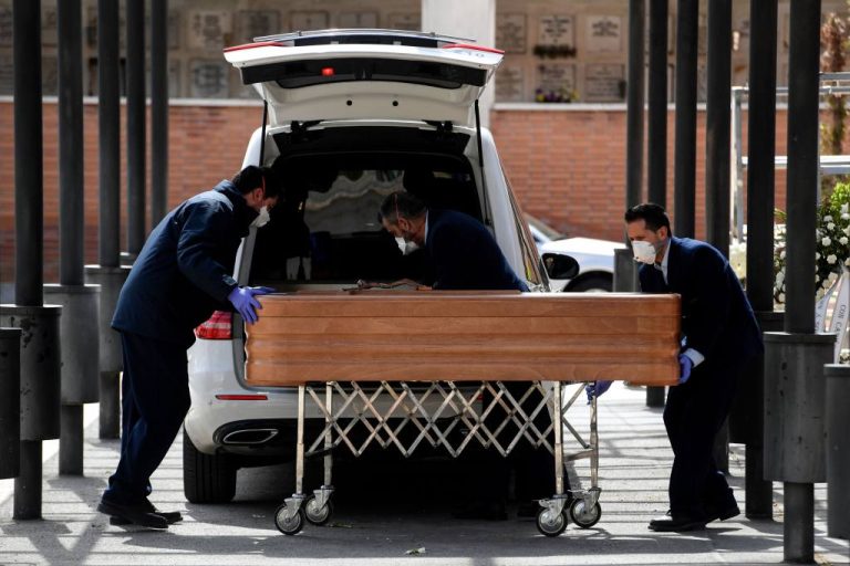 -_spain-health-virus-cemetery_35418867_0