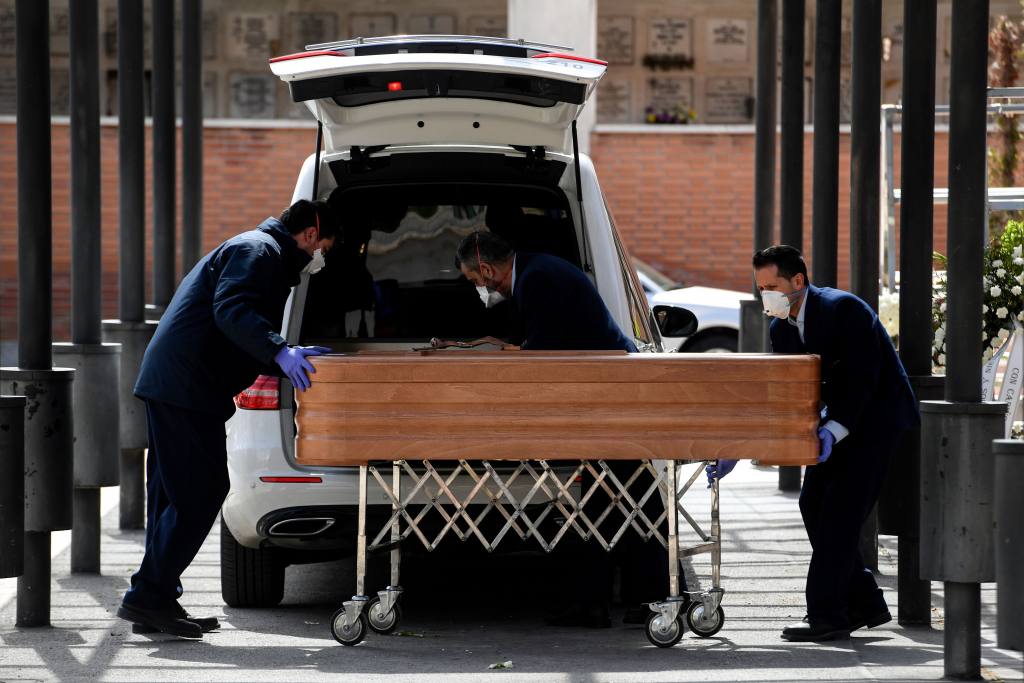 -_spain-health-virus-cemetery_35418867_0