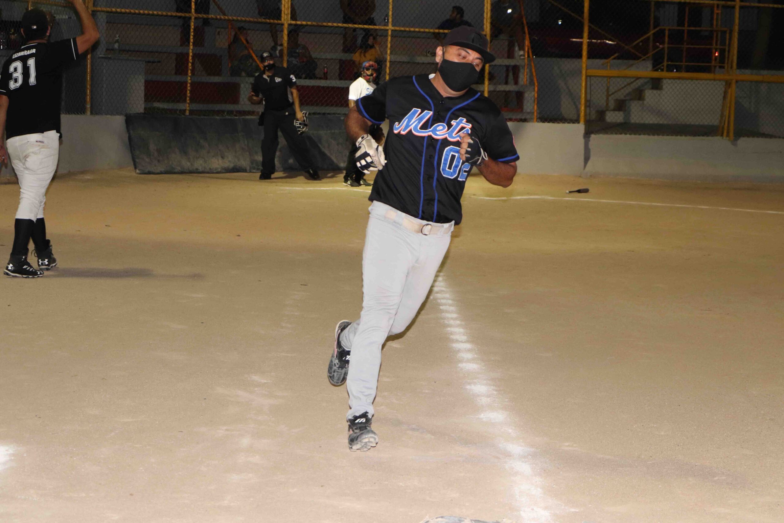 Enrique Núñez pegó jonrón de dos carreras en la tercera entrada