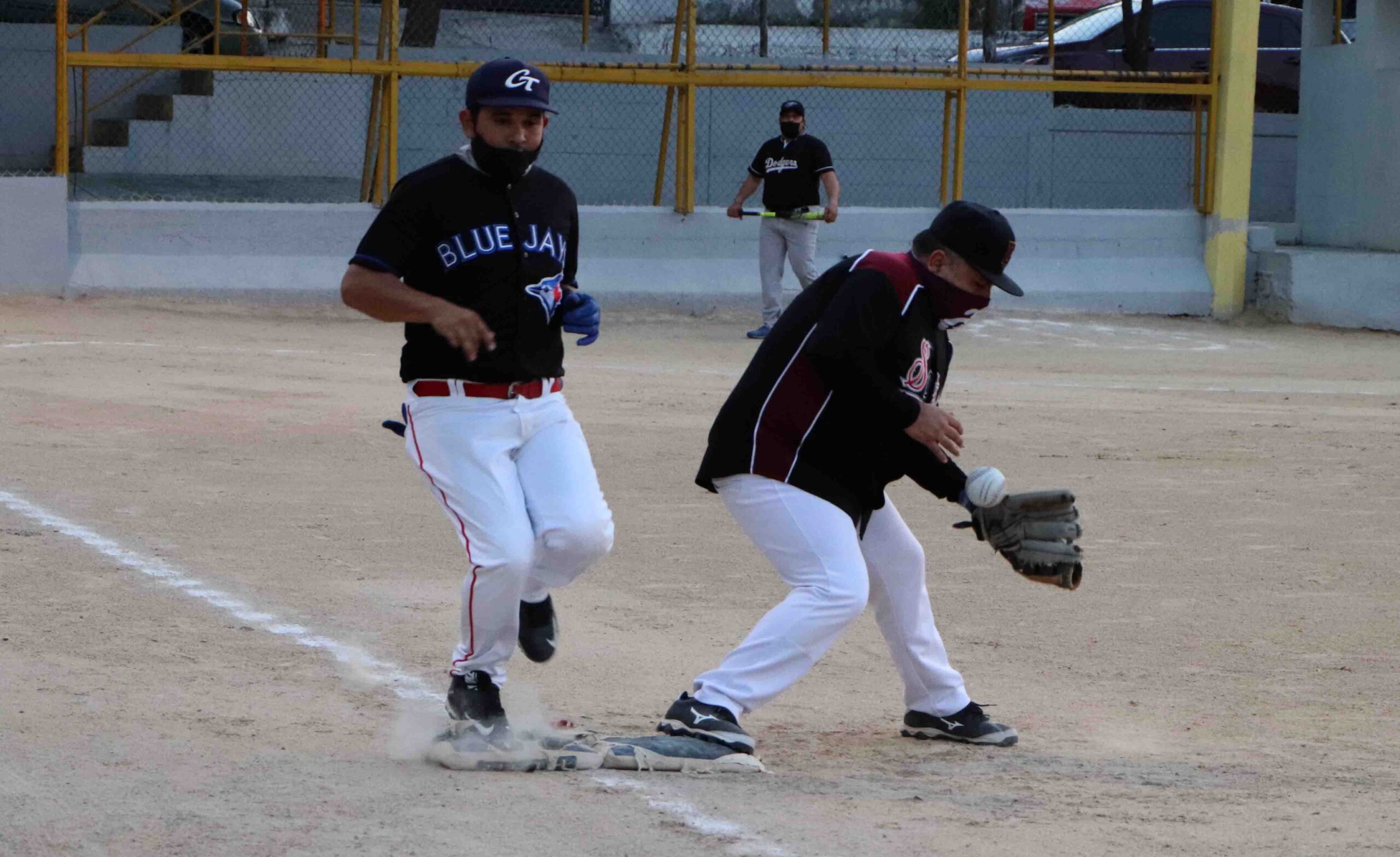 Iván Leyva se embasa en error del primera base