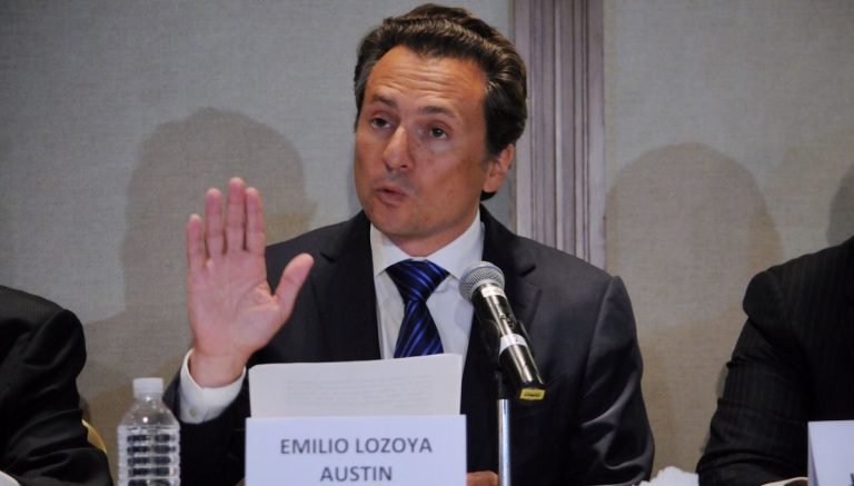 CIUDAD DE MÉXICO, 17AGOSTO2017.- Emilio Lozoya, ex director de PEMEX, en compañía de sus abogados Javier Coello Trejo y Javier Coello Zuarth, ofreció una conferencia para hablar sobre los señalamientos de que recibió sobornos de la empresa brasileña Odebrecht.FOTO: DIEGO SIMÓN SÁNCHEZ /CUARTOSCURO.COM