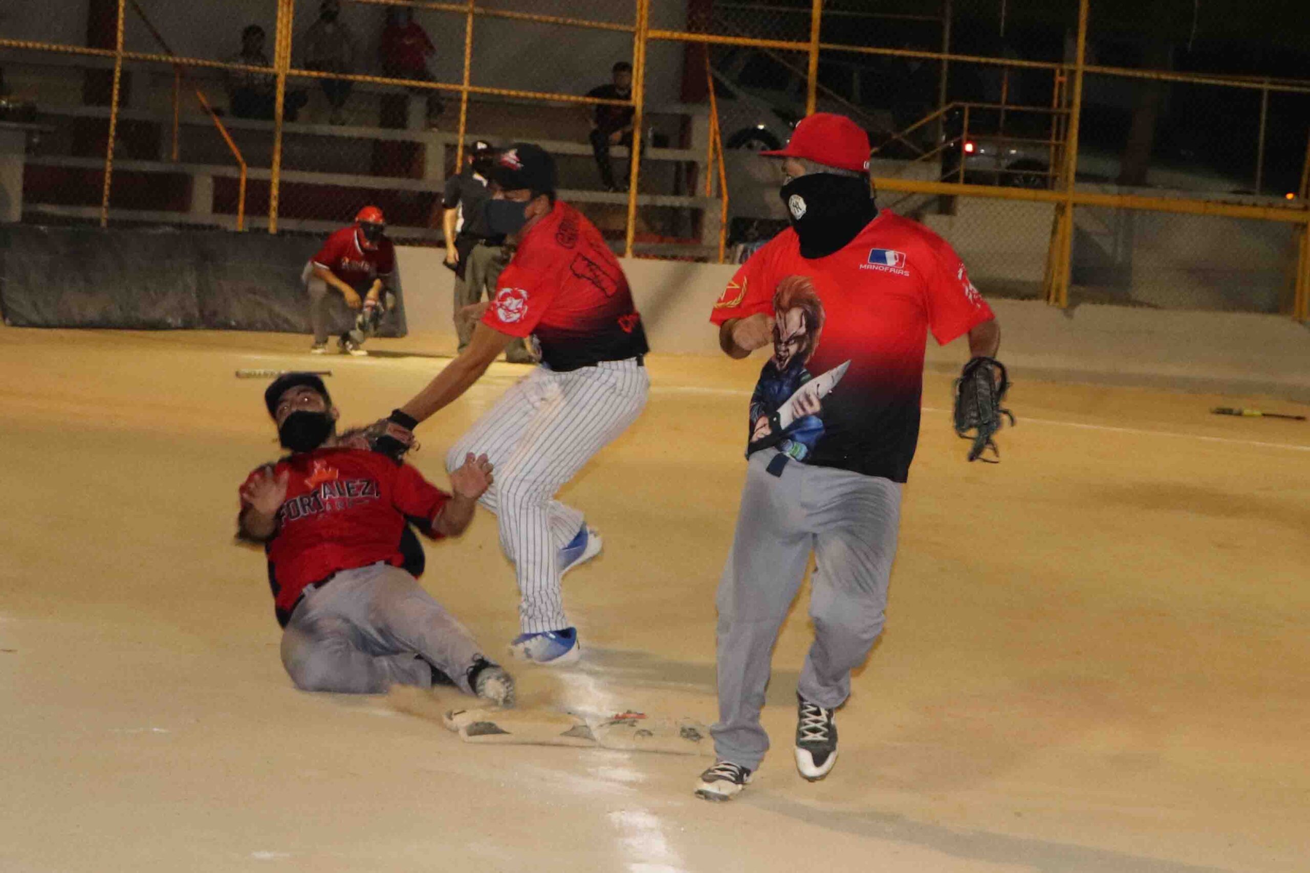 Iojan Núñez fue alcanzado por el guante de Austreberto Nolazco antes de llegar a la inicial