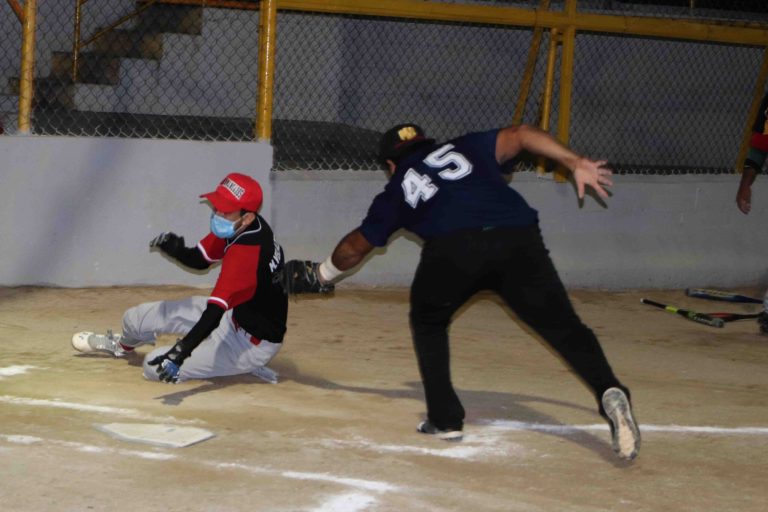 Marcos Velázquez apenitas esquiva el guante del receptor para anotar la quinta carrera de Malamanzados