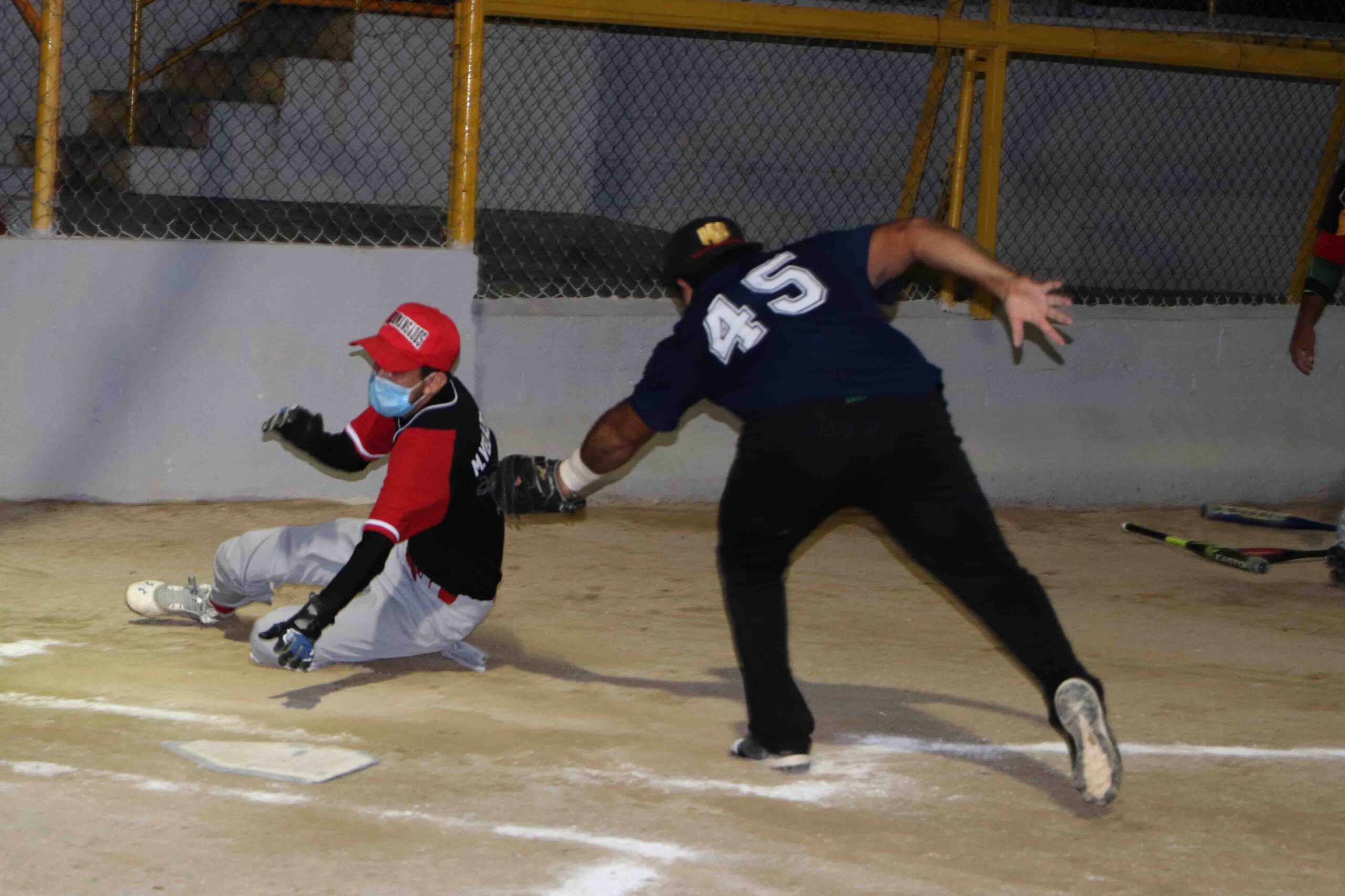 Marcos Velázquez apenitas esquiva el guante del receptor para anotar la quinta carrera de Malamanzados