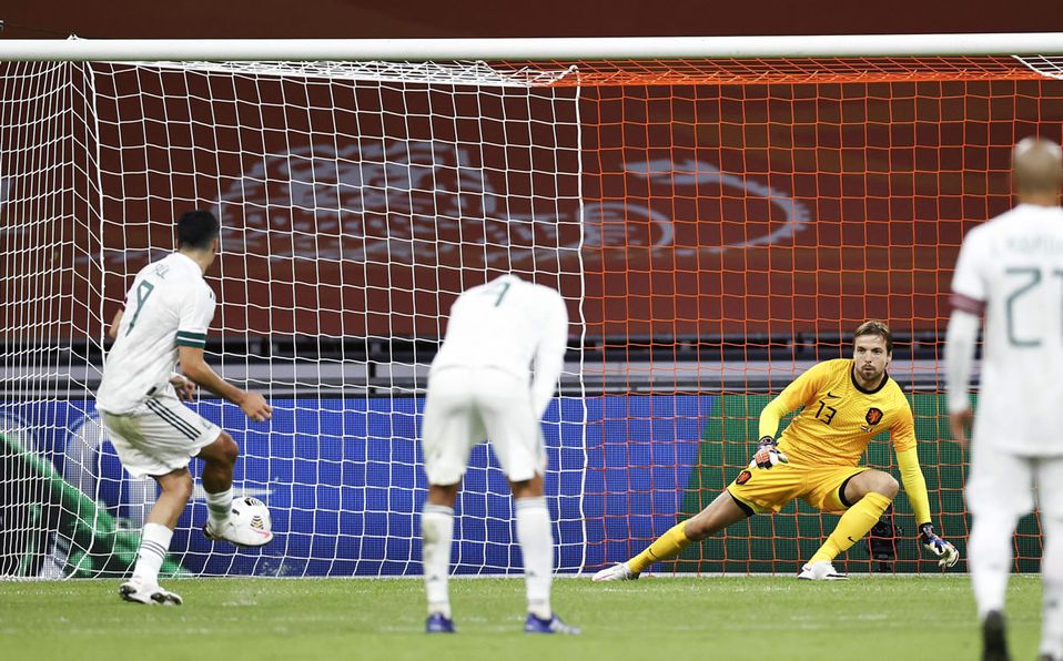 raul-jimenez-marco-tricolor-foto