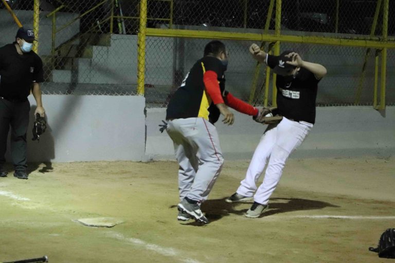 El receptor Jesús Arredondo toca a José Beltrán para ponerlo out en home