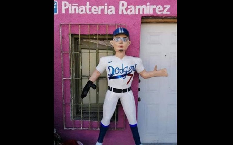 julio-urias-piñatas