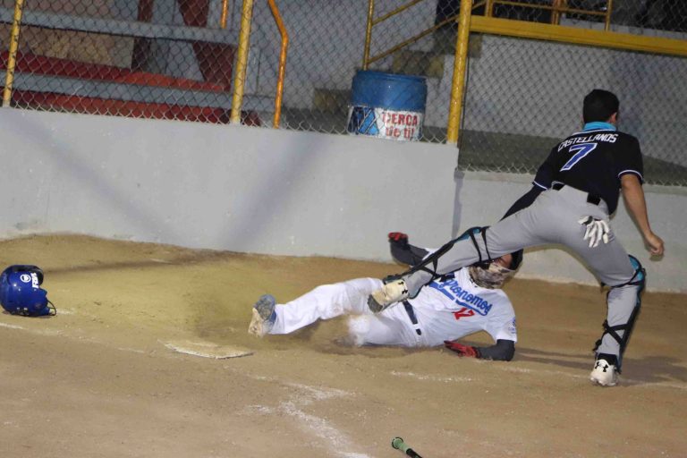 Daniel Ibarra llega barrido a home para anotar la primera carrera de Agrónomos