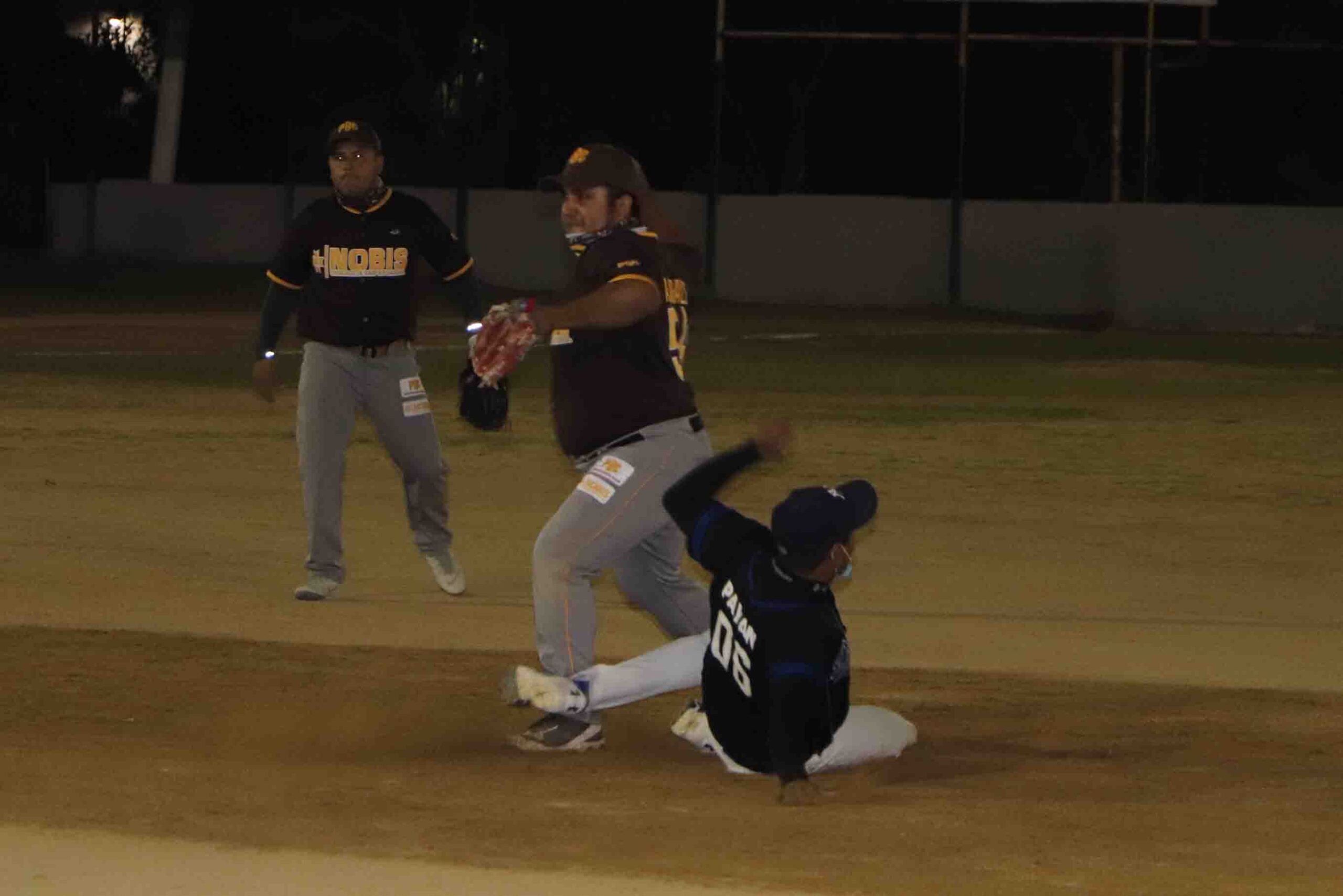 Omar Corrales prepara su tiro para inicial, después de forzar en segunda a Eduardo Payán