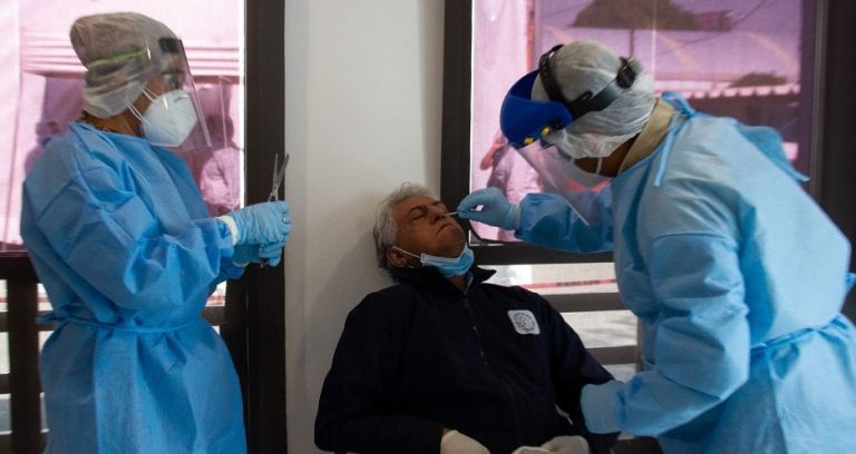 En la Unidad de Atención Médica de la Central de Abastos, diariamente y de manera gratuita se realizan pruebas de Coronavirus a comerciantes y trabajadores de la Central, pasando por el filtro de cuestionario y evaluación médica se procede a realizar