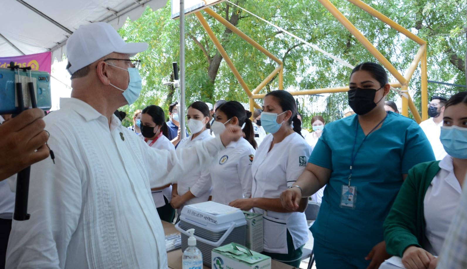 Rector en centro de vacunación prepa Zapata (3)