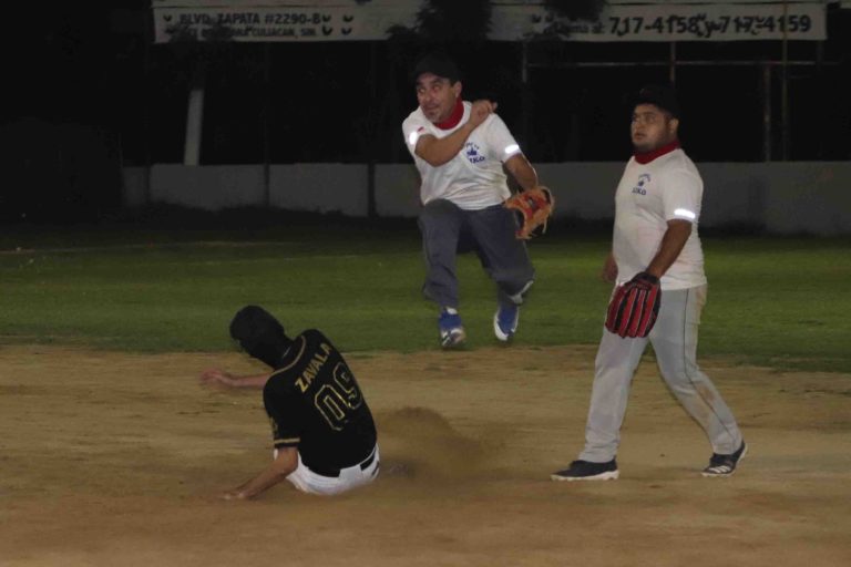 El parador en corto Rubén López pivotea a la inicial después de forzar en segunda a Arly Zavala