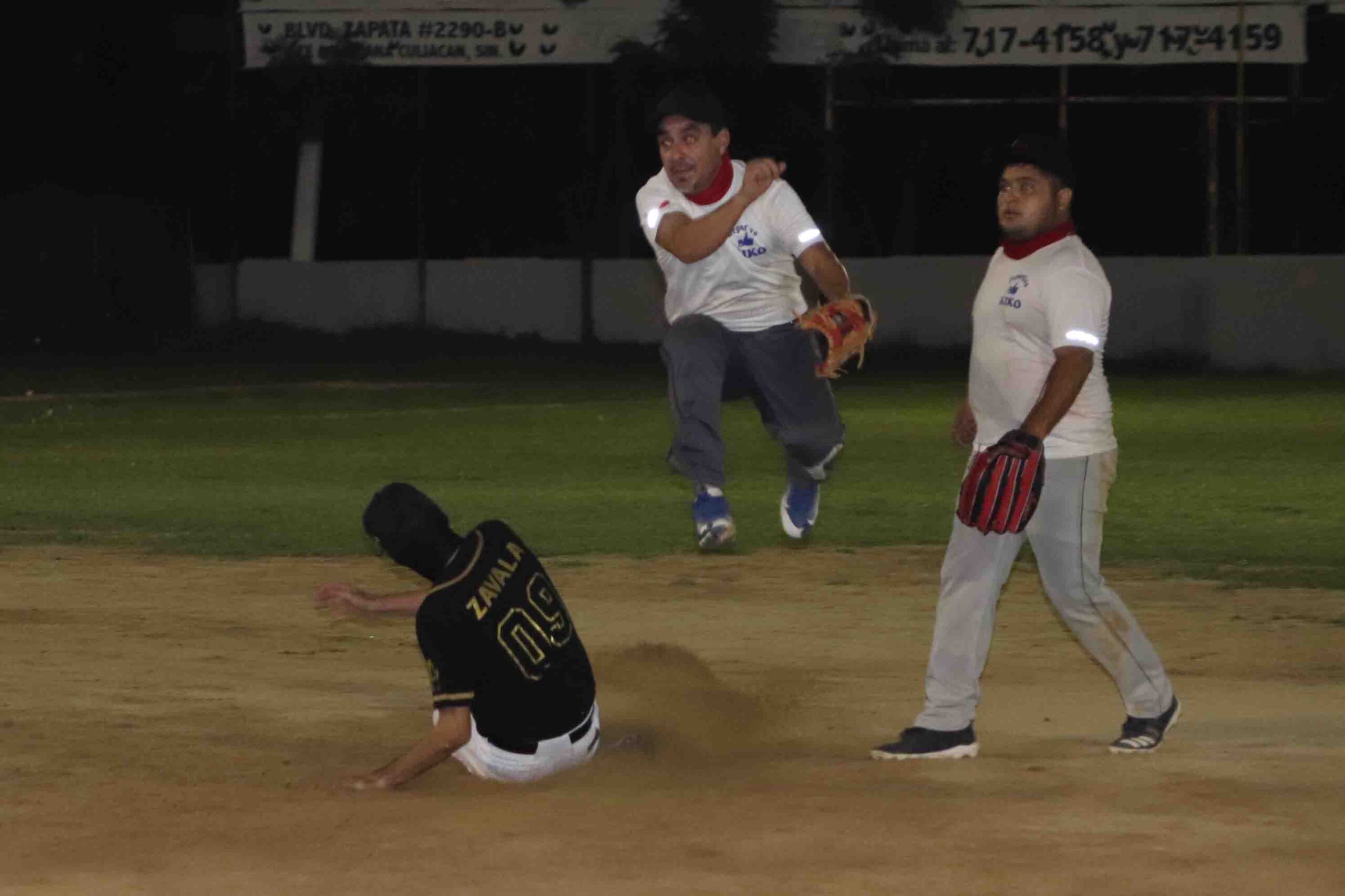 El parador en corto Rubén López pivotea a la inicial después de forzar en segunda a Arly Zavala