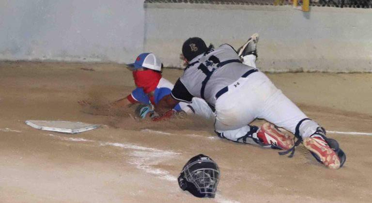 El receptor José Ángel Cuadras pone fuera de combate en home a Marco Monárrez
