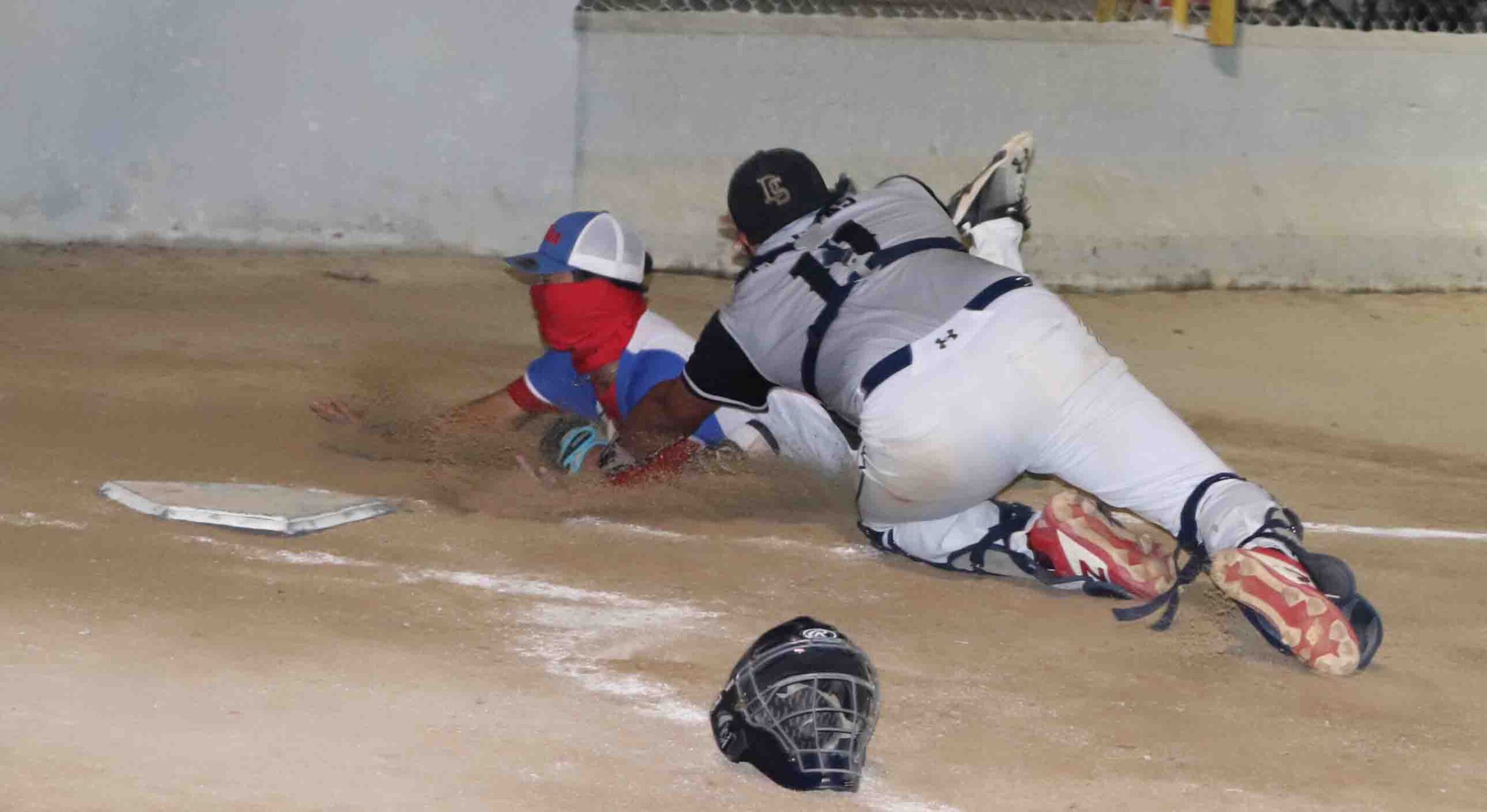 El receptor José Ángel Cuadras pone fuera de combate en home a Marco Monárrez