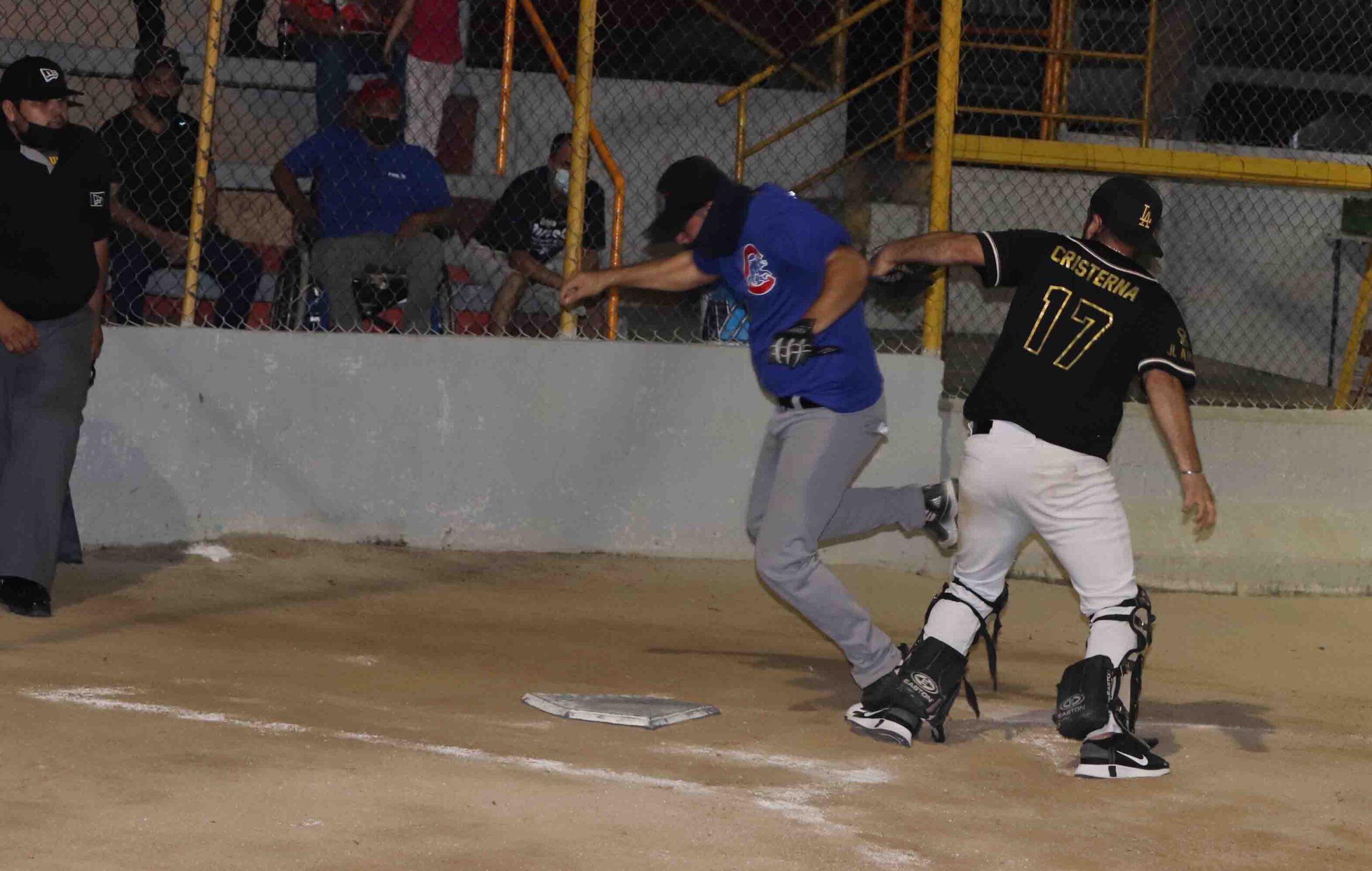 Roberto Ramírez out en home