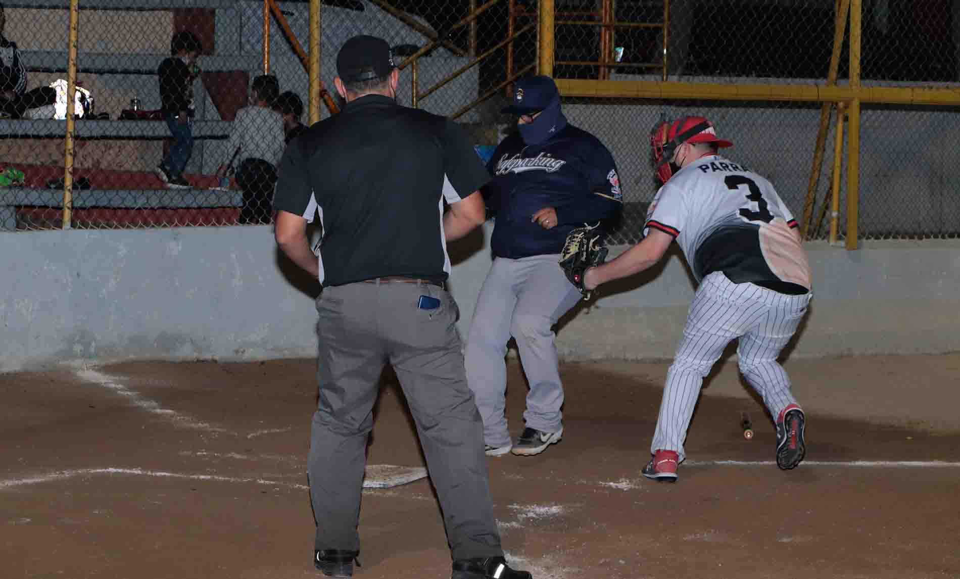 Alonso Cuevas es out en home