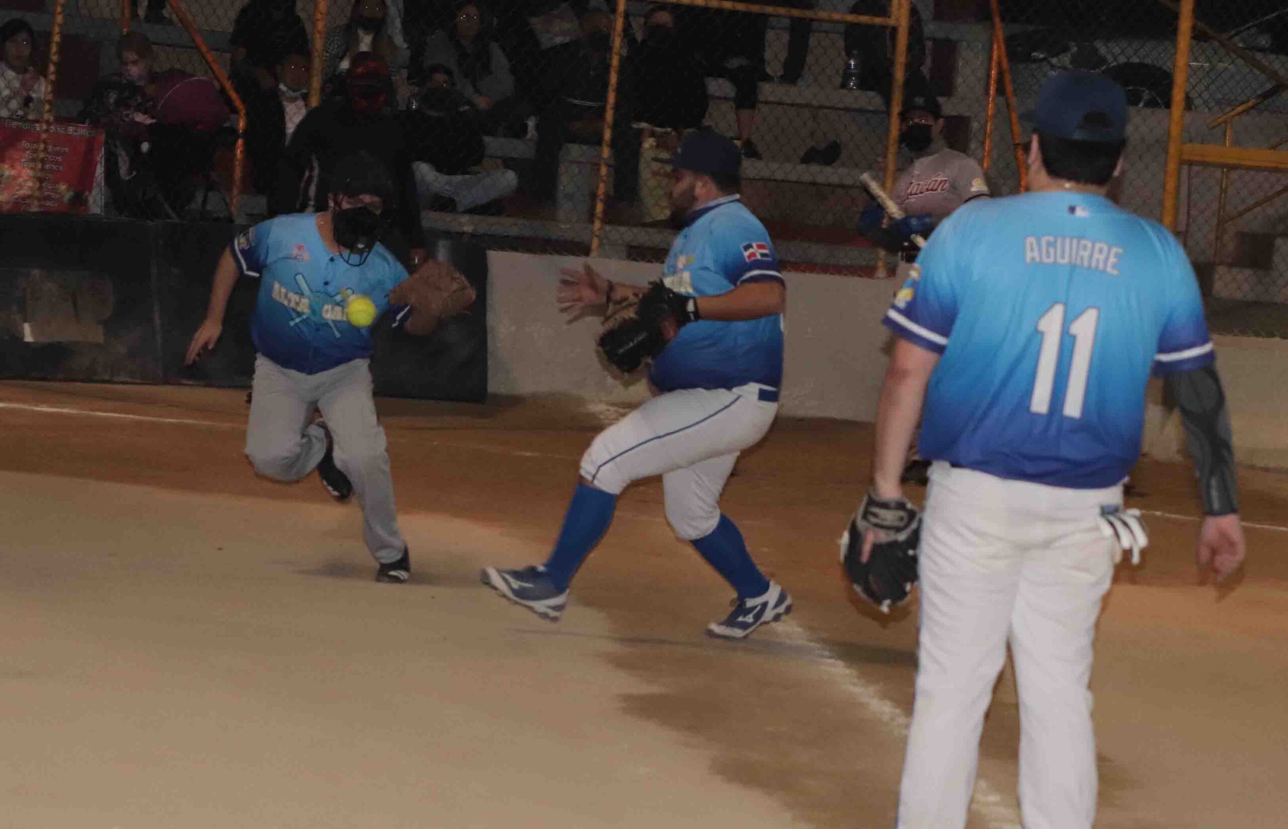 El receptor Samuel Labrada y el pitcher Uziel Domínguez no pueden quedarse con un elevado