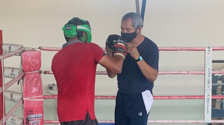 Juan Soberanes como entrenador de box (1)