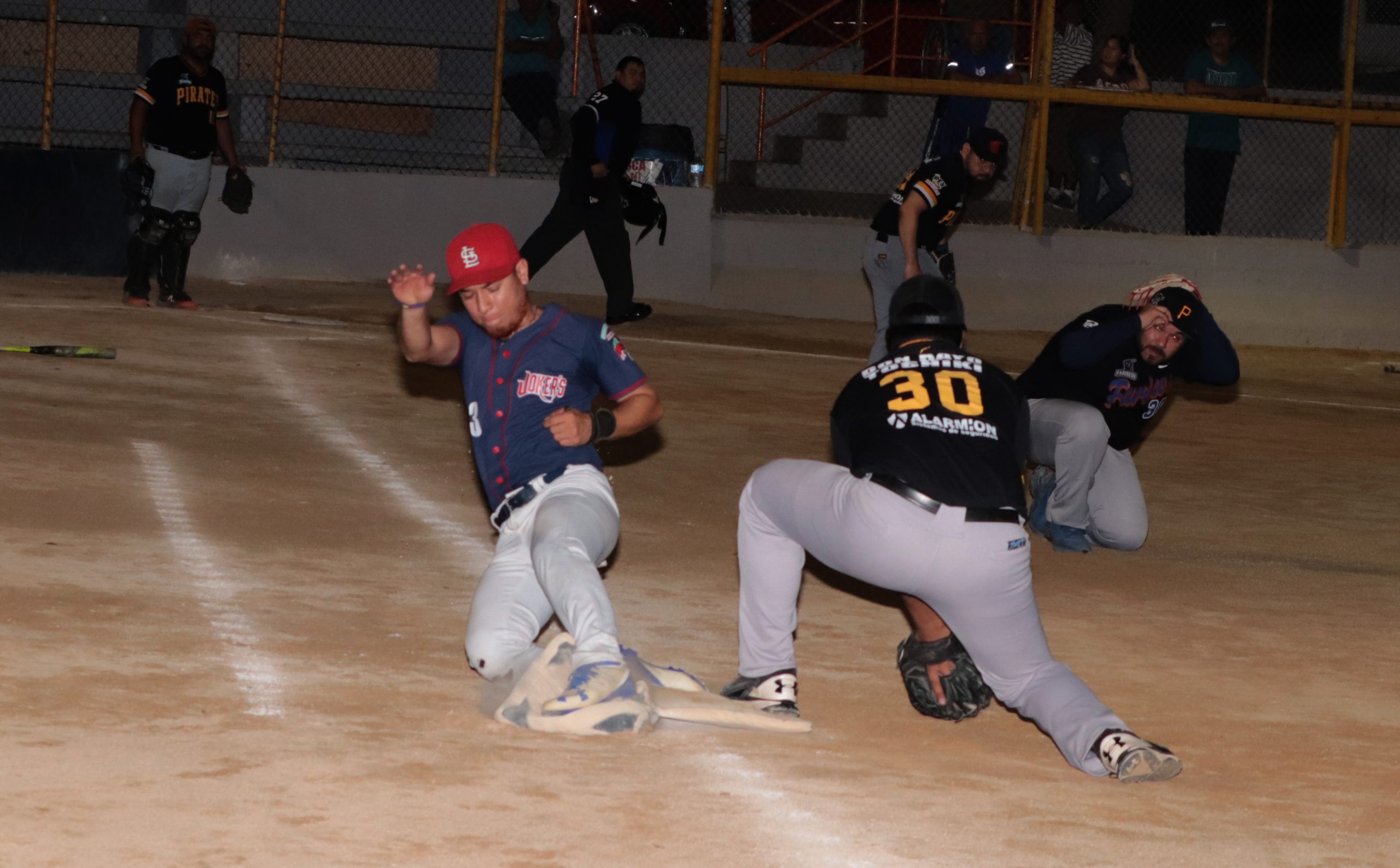 Juan Salas se barre en primera para llega quieto