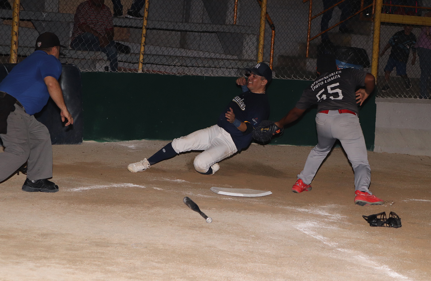 Hector Lopez es puesto out en la registradora,