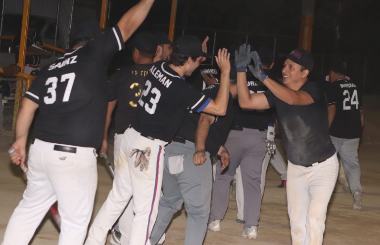 Fernando López, pegó jonrón con uno en base