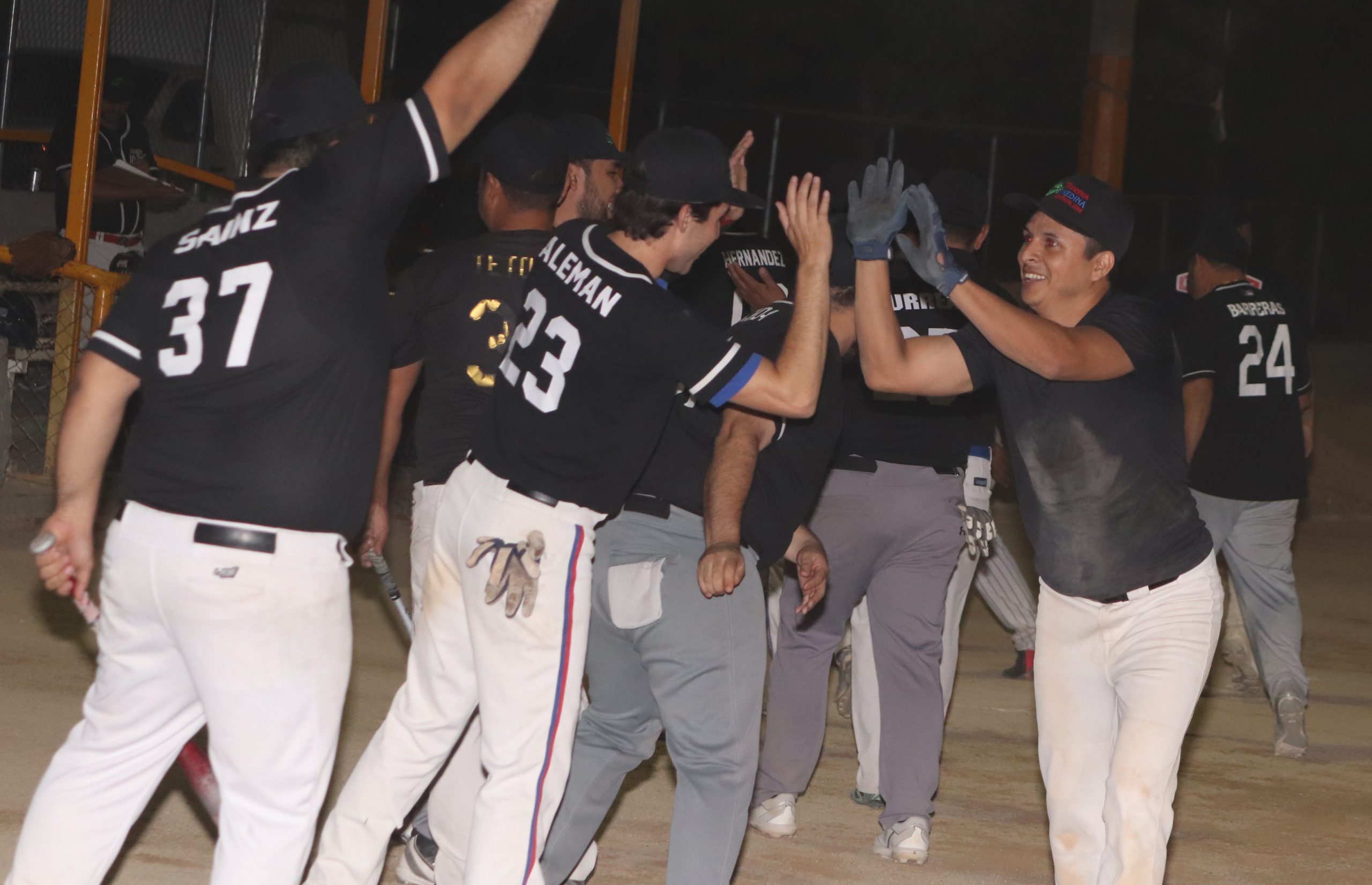 Fernando López, pegó jonrón con uno en base
